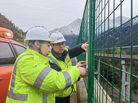 官網(wǎng) 溫度計安裝現(xiàn)場.jpg