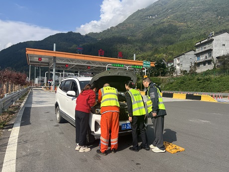 檢查故障車輛(易先柳 攝) - 副本.jpg